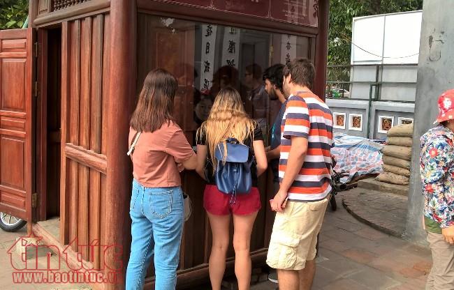 Du khách 'hở hang' được mượn áo choàng miễn phí tham quan đền Ngọc Sơn ảnh 3